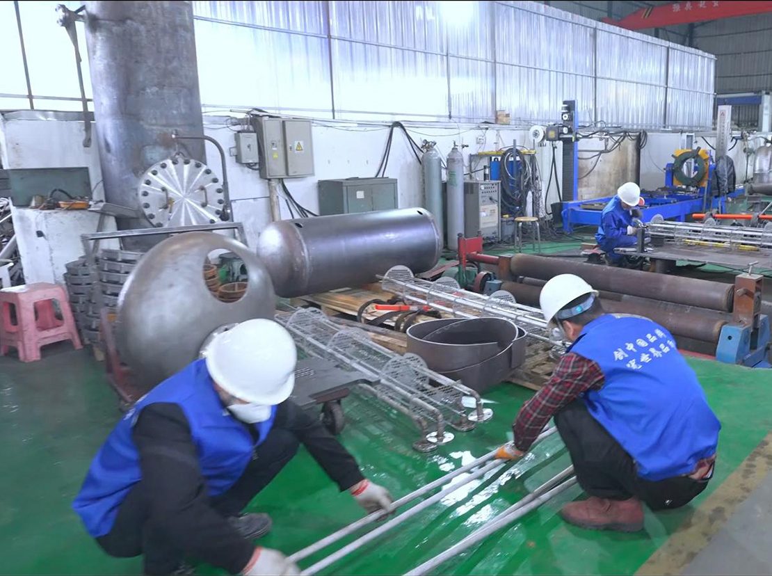 Assembling a tube bundle into the shell